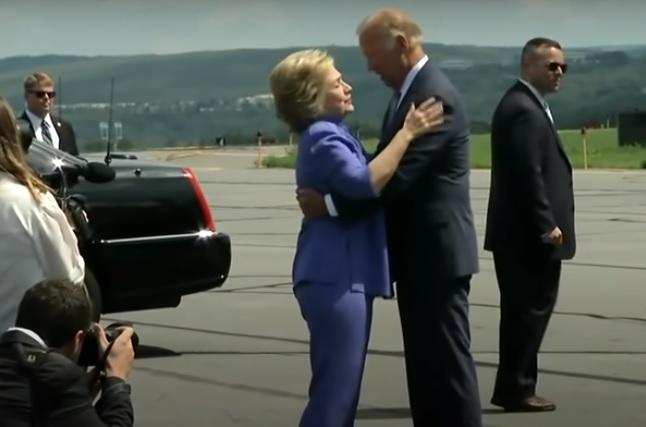 打過招呼後,拜登抱緊希拉妮不放。(資料圖片)