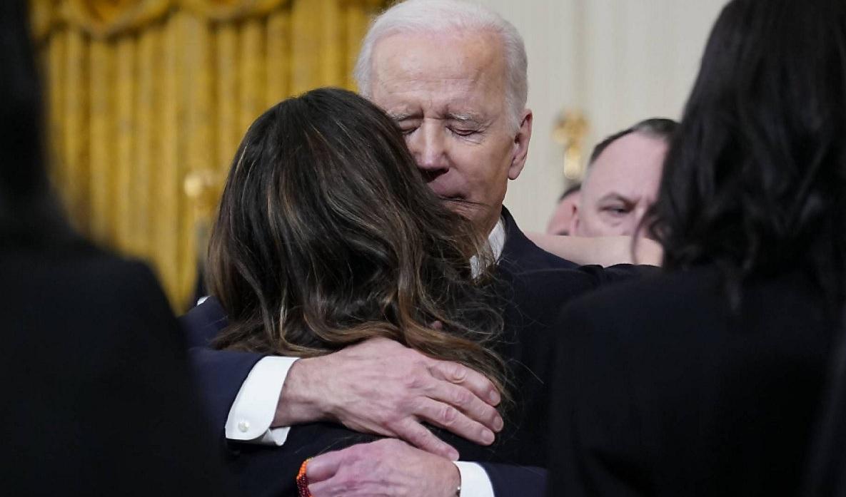 2022年3月在白宮活動上,拜登緊抱一名暴力案遇害女童的母親安慰。(資料圖片)