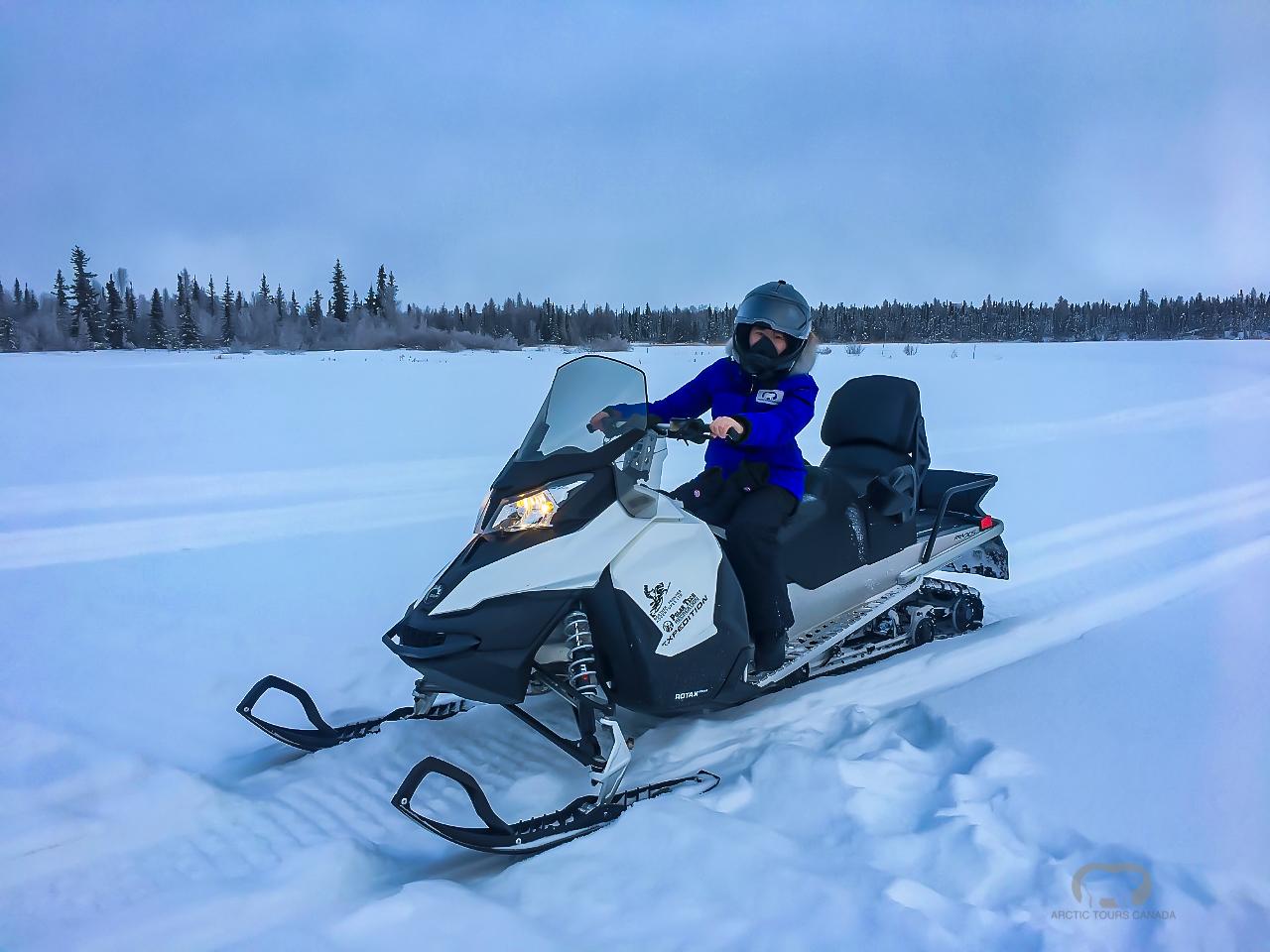 站在雪上摩托車上,拍下帥氣的照片