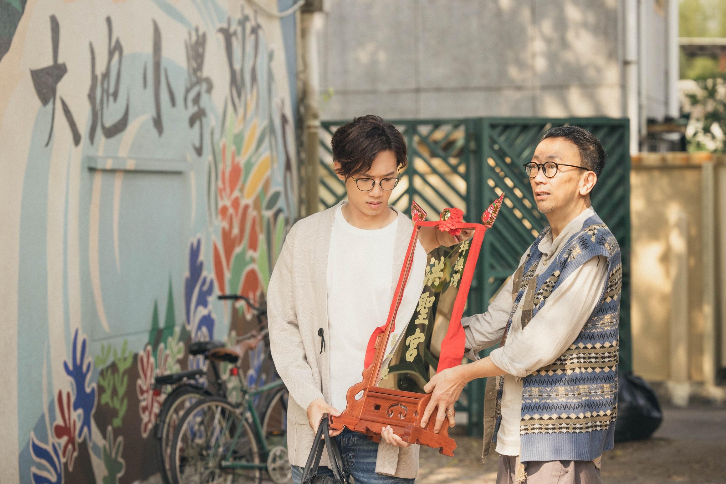 Stanley回到坪澳灣的「大地小學」投靠鄭丹瑞。(《野人老師》劇照)