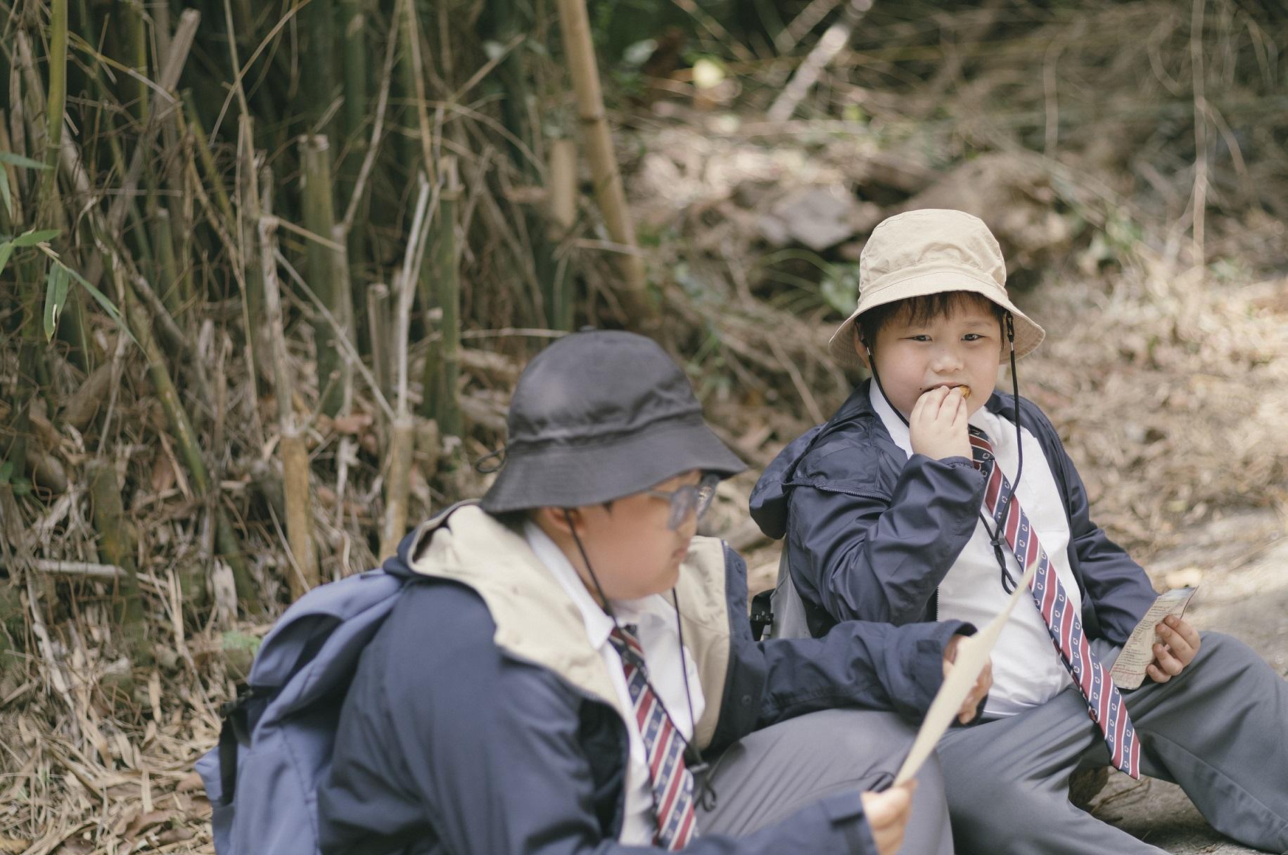 孖寶小兄弟難抵虎媽律師的壓迫,離家出走。(《野人老師》劇照)