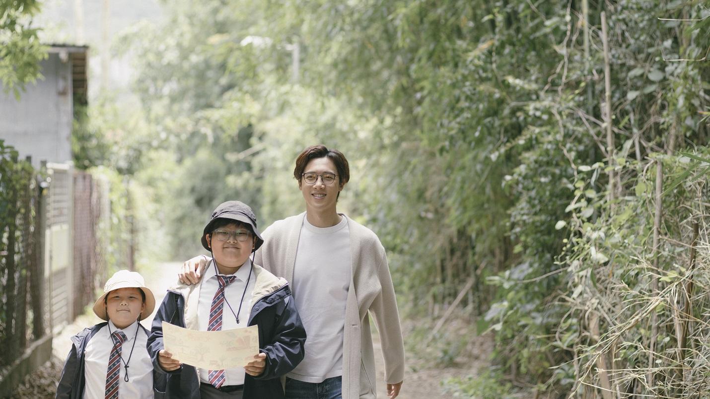 大寶小寶離家出走,Stanley決定收留兩兄弟入讀大地小學。(《野人老師》劇照)