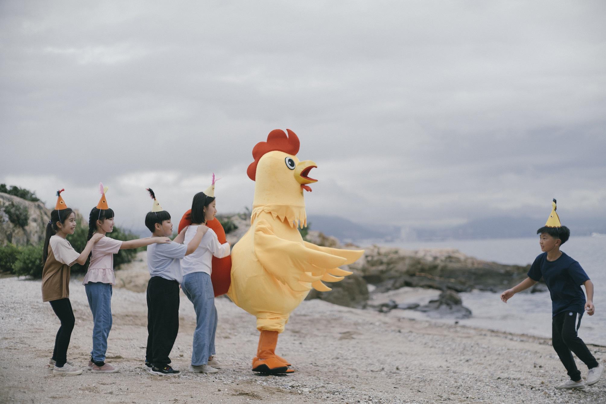 談善言形容《野人老師》的晨光老師如疼愛小雞的大母雞,敢於挺身而出保護學生。(劇照)