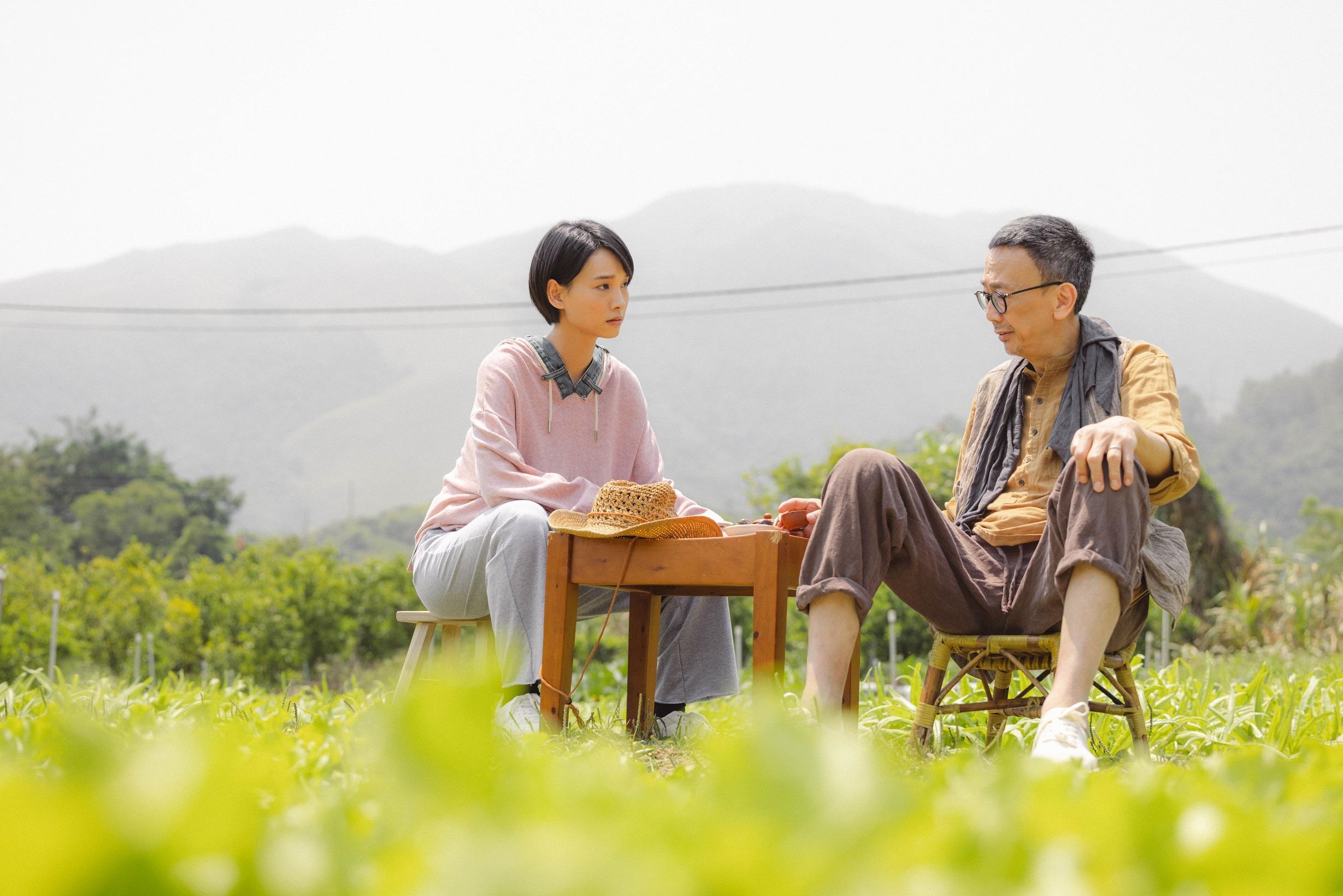 談善言再次與鄭丹瑞合作,她形容旦哥戲裡戯外都是智者。(《野人老師》劇照)