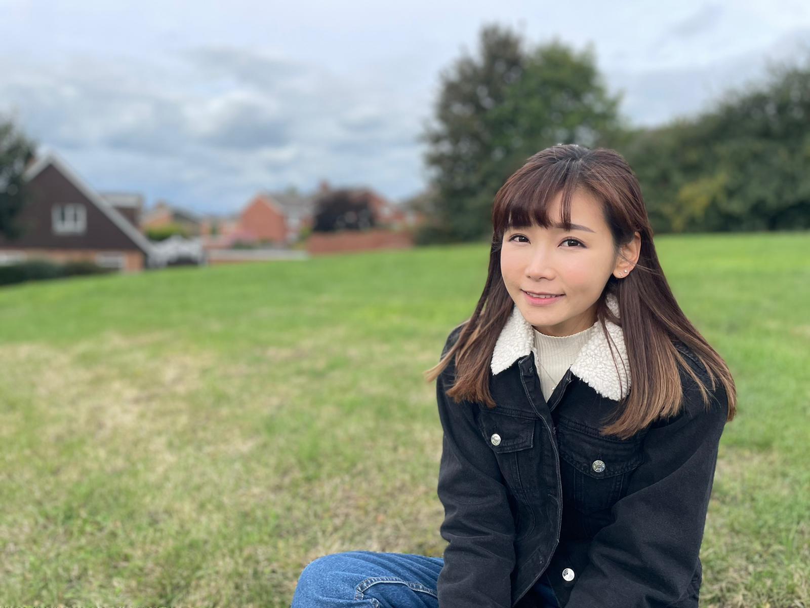 簡淑兒為主持節目《離鄉別井的故事》走訪英國各地訪問移英港人。