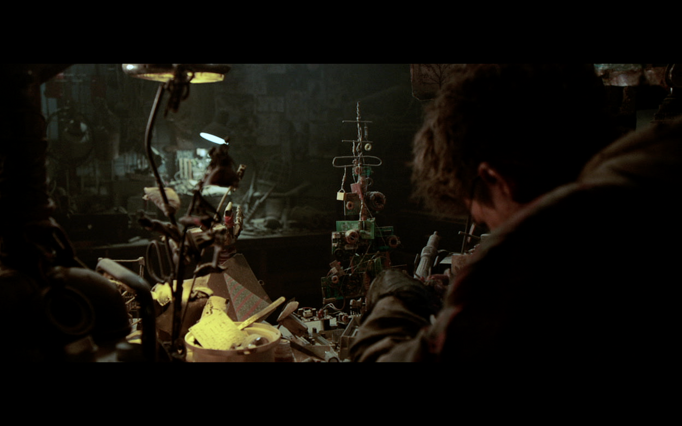 吳肇軒在簡陋的家居中用了很多廢物零件砌成一棵聖誕樹。