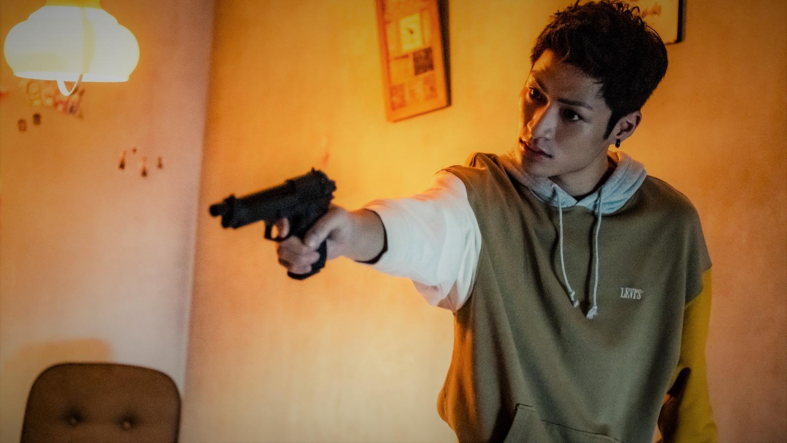 黃聖球演的少年詹文,自覺困在籠中,在成年那天拿著改裝氣槍走到夜市。