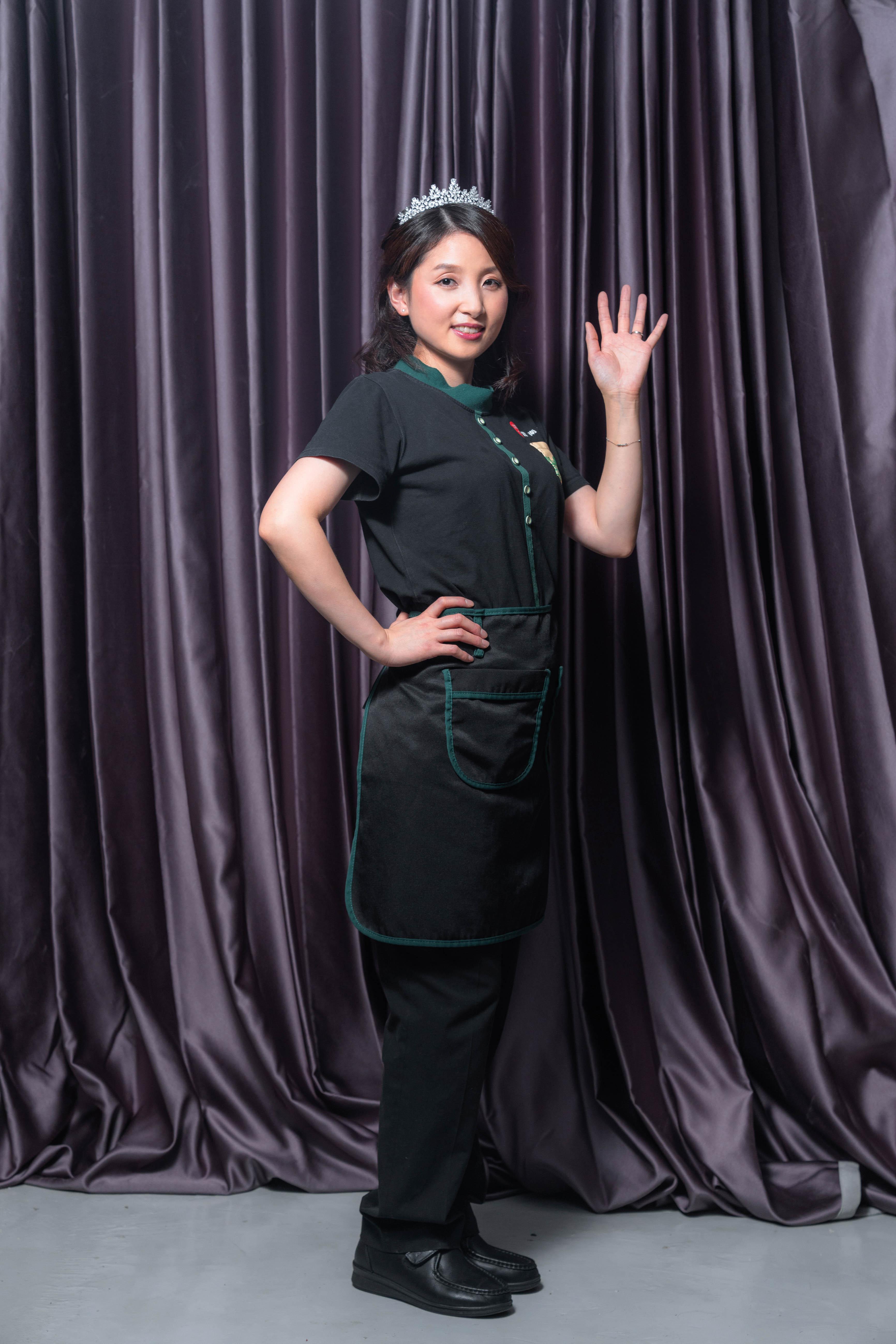 汪東娥戴上「譚仔姐姐」的后冠,為店舖拍攝招聘廣告。