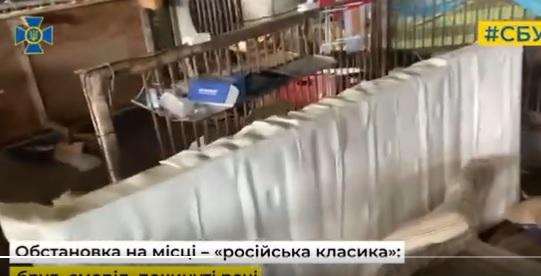 豬欄放著床墊。(互聯網)