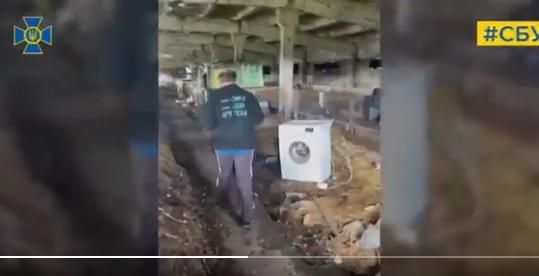 豬欄有一部俄軍從烏克蘭人掠奪的洗衣機。(互聯網)