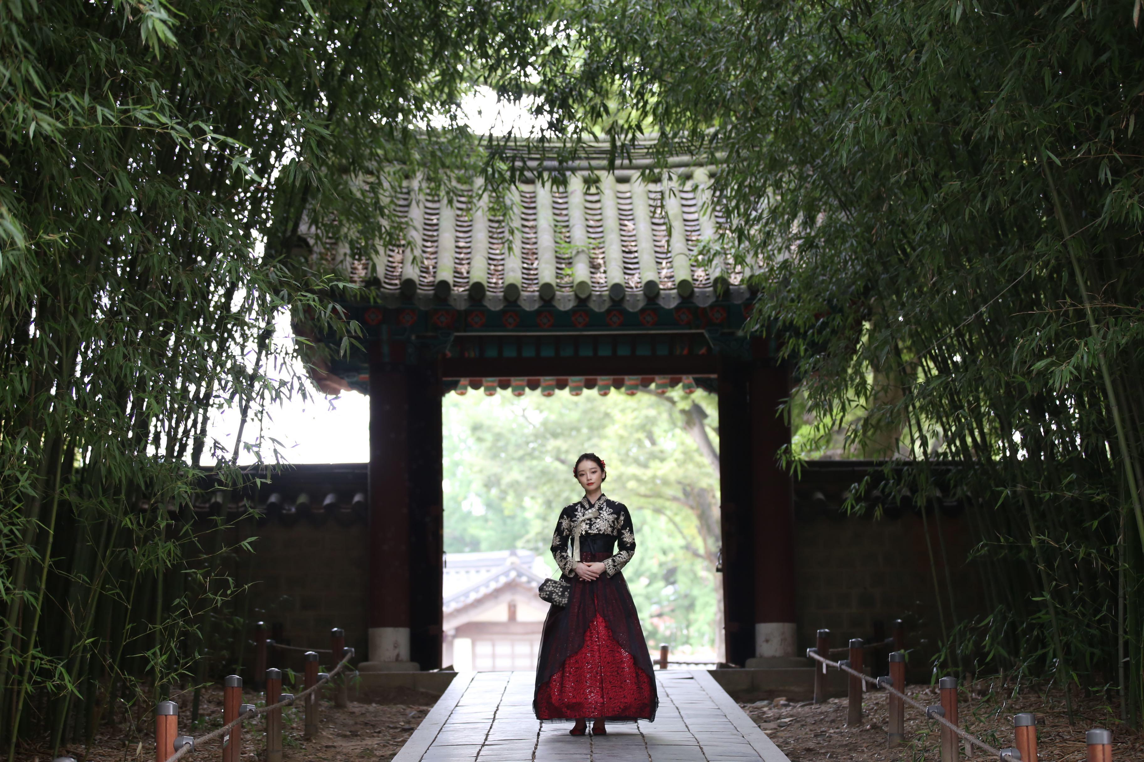 還在充滿歷史的慶基殿留下紀念照