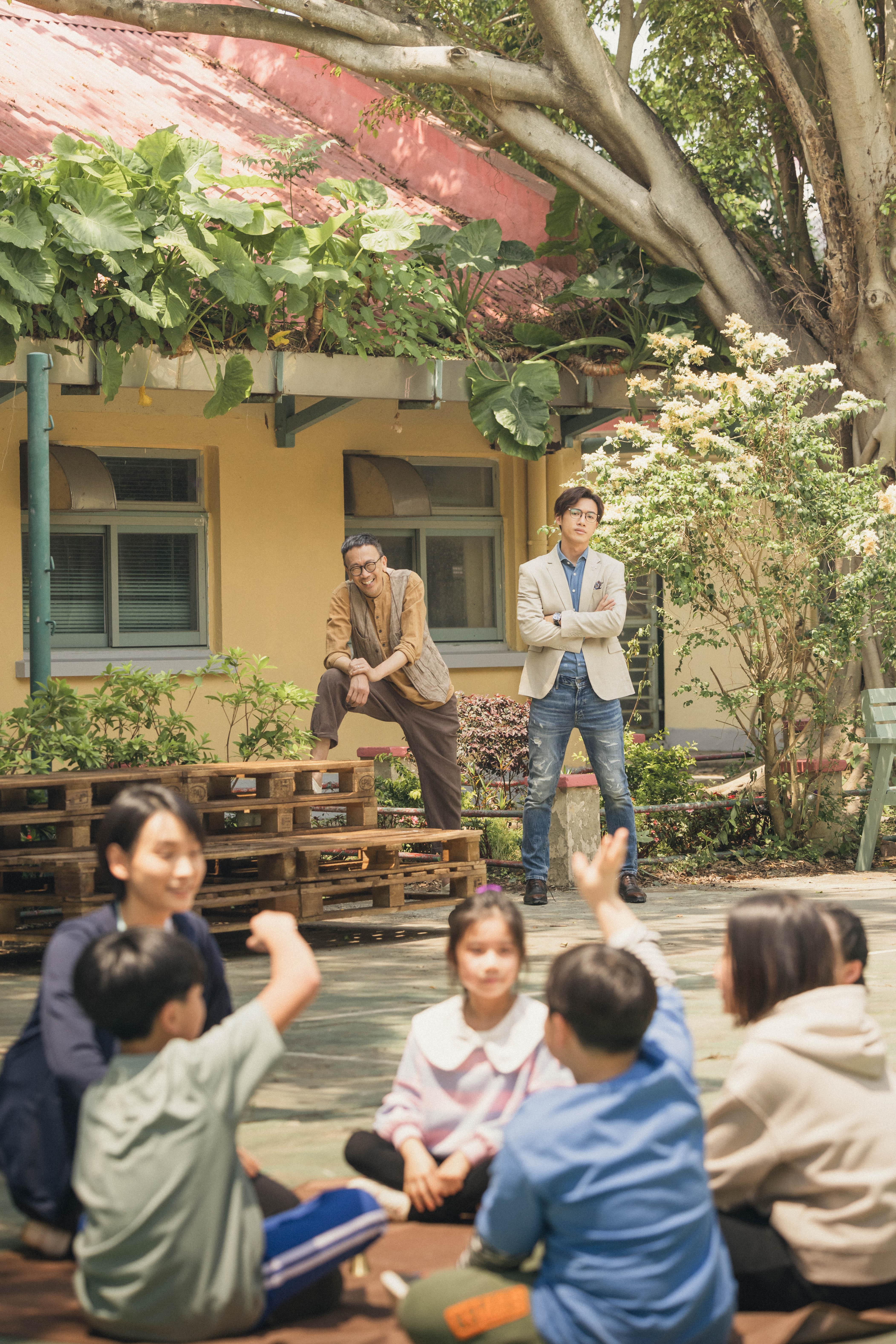 Stanley對大地小學的小朋友束手無策。(《野人老師》劇照)