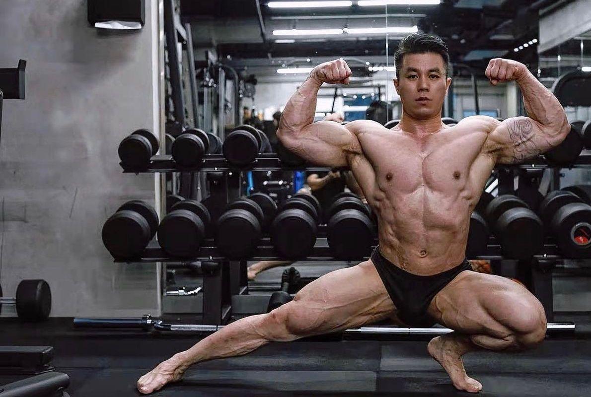 鄭仲軒成為一位健身教練及健美先生。