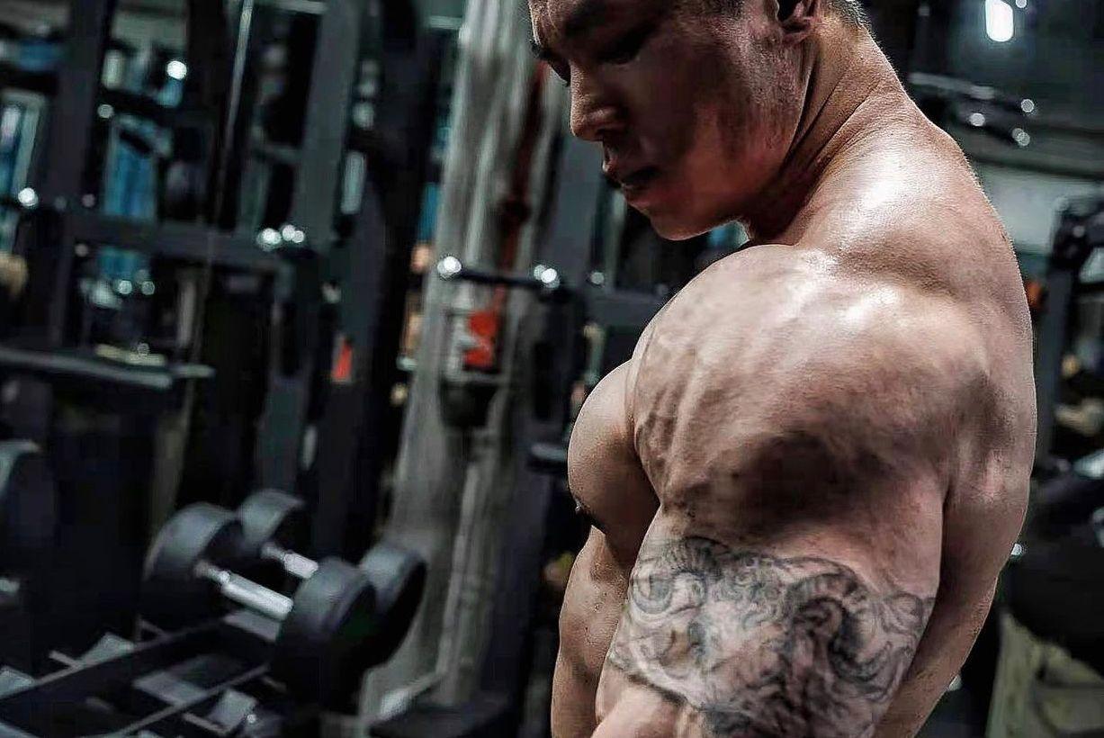 鄭仲軒成為一位健身教練及健美先生。