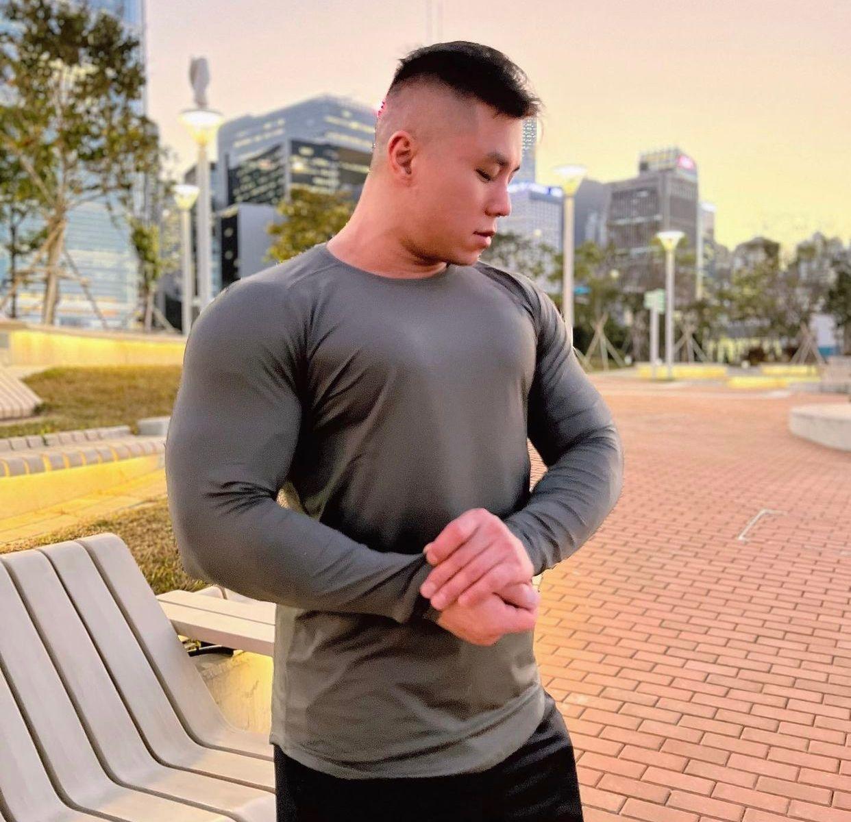 鄭仲軒成為一位健身教練及健美先生。