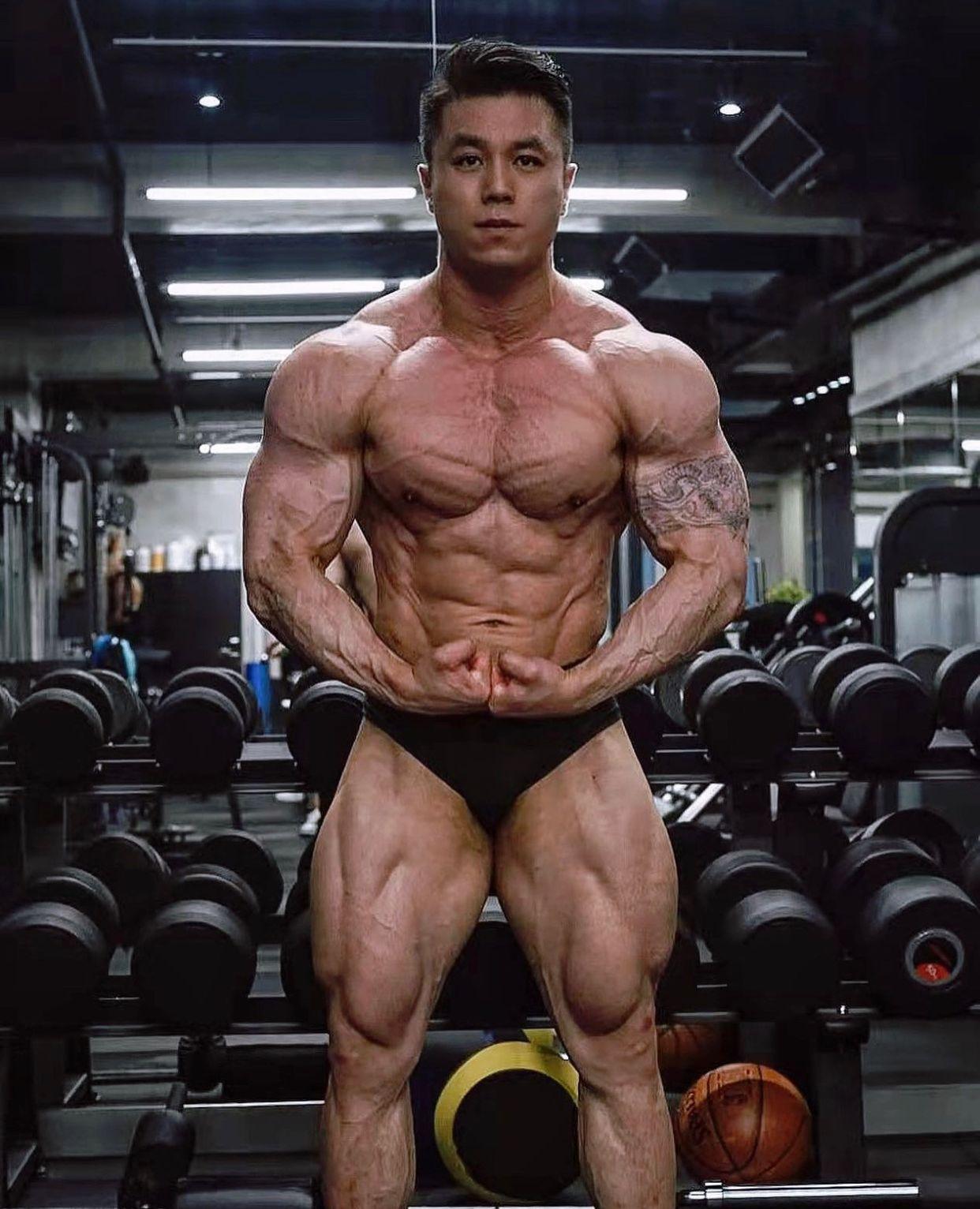 鄭仲軒成為一位健身教練及健美先生。