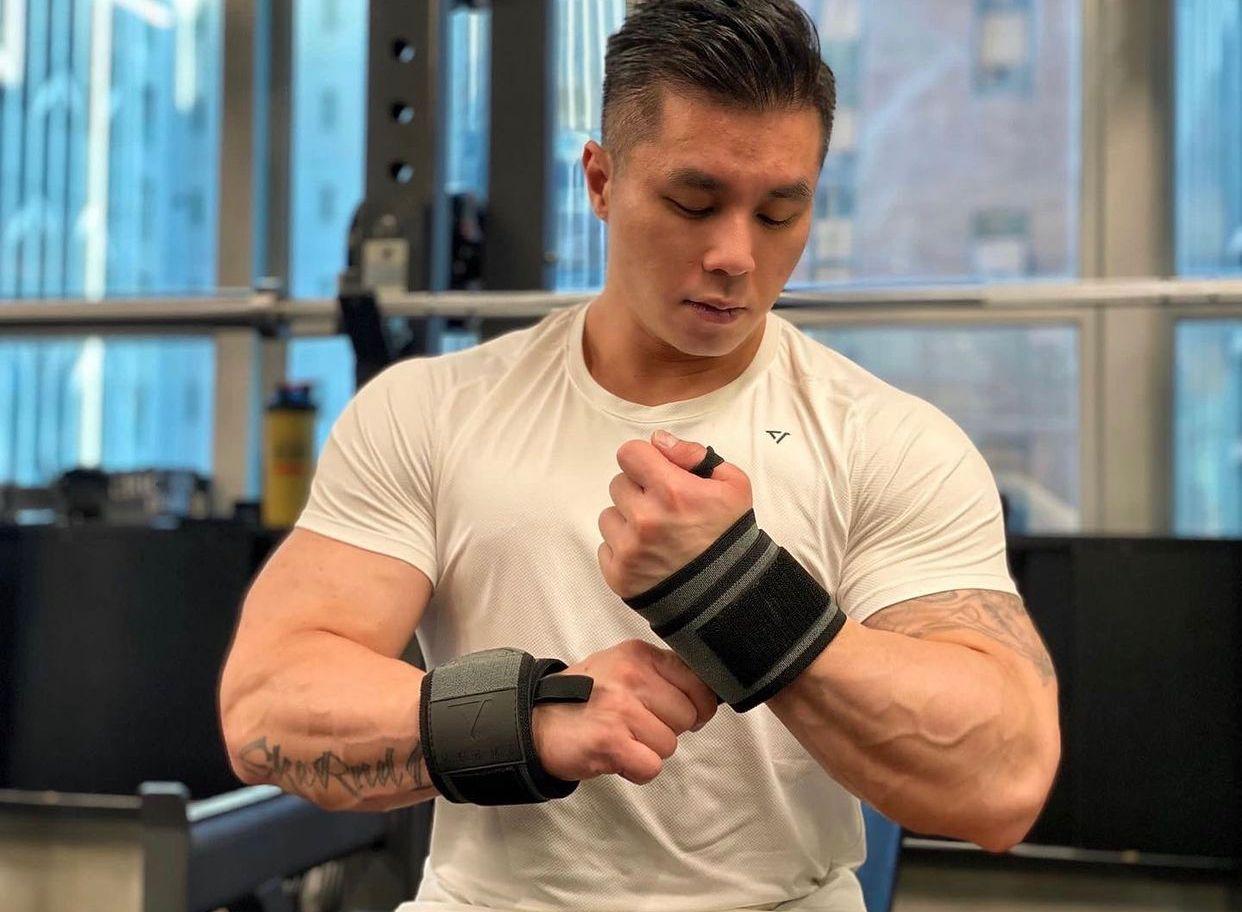 鄭仲軒成為一位健身教練及健美先生。