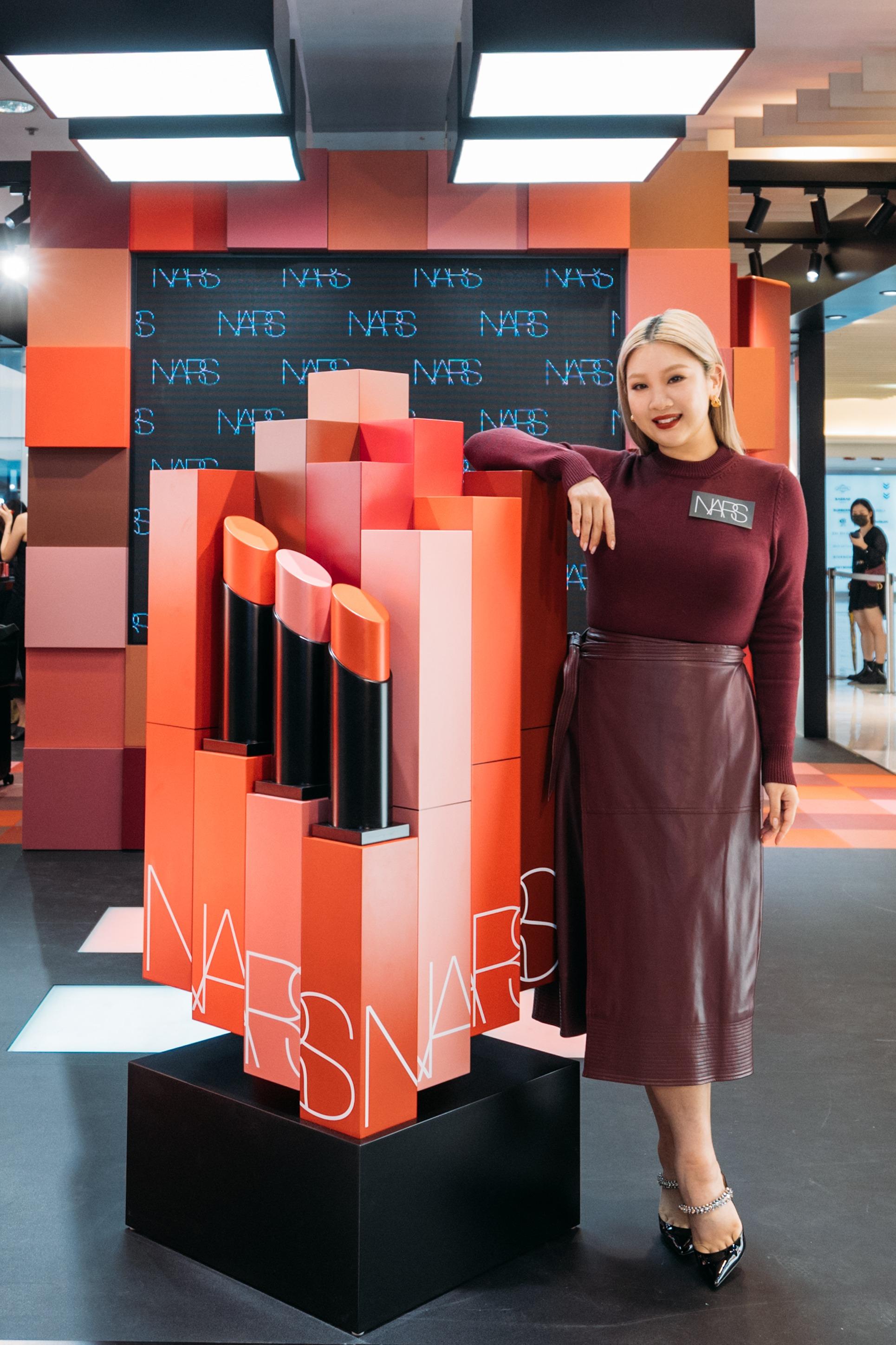 欣宜與Powermatte玩魅啞緻唇膏模型合照,感受滿滿的「特霧」體驗。