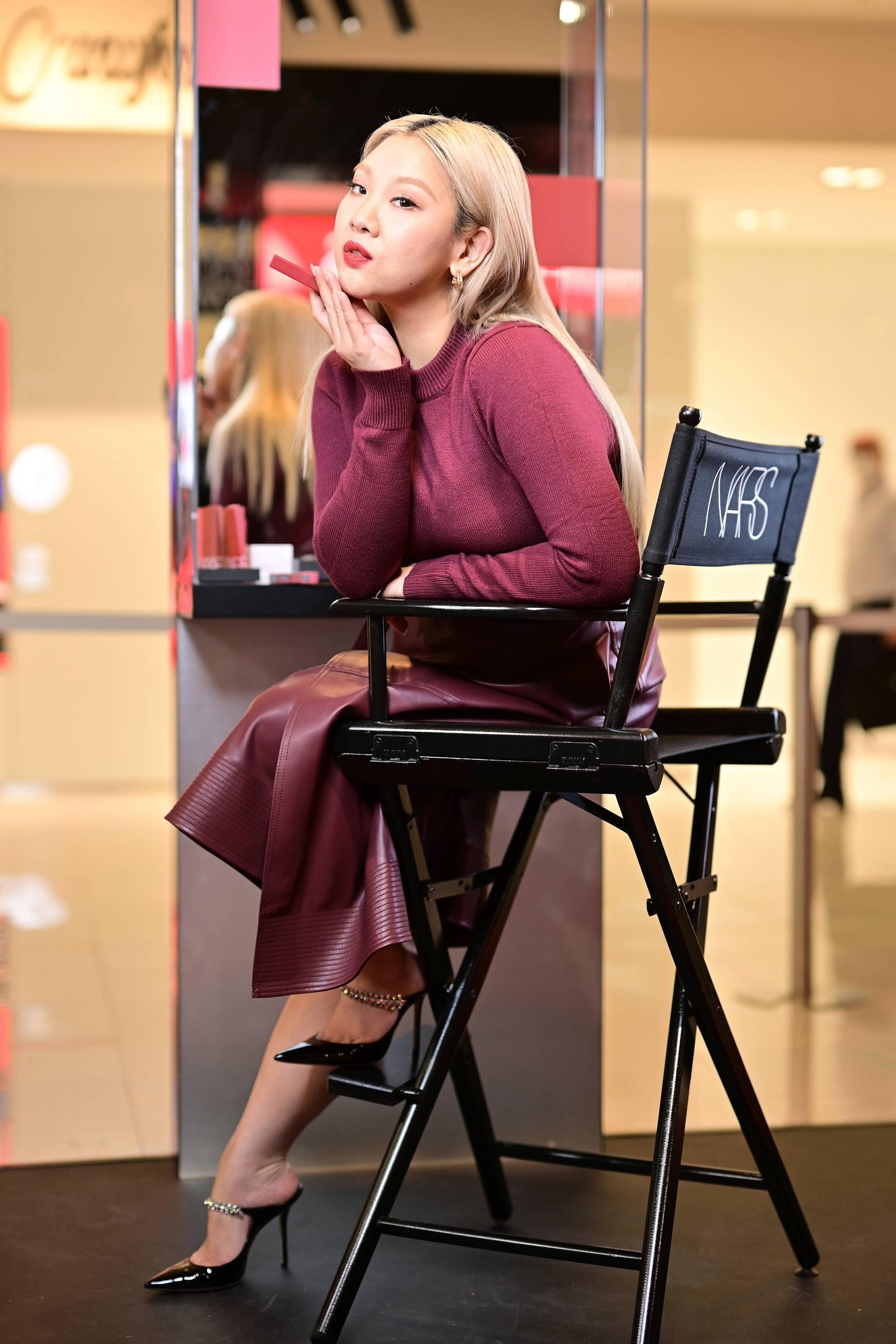 Joyce選擇了「Mogador 135–叛逆磚紅」色調,她表示非常驚喜,令她看來更好氣色:「我喜歡這種如絲絨質感和鮮豔紅色的混合,不沾染,完美貼唇零重力。」