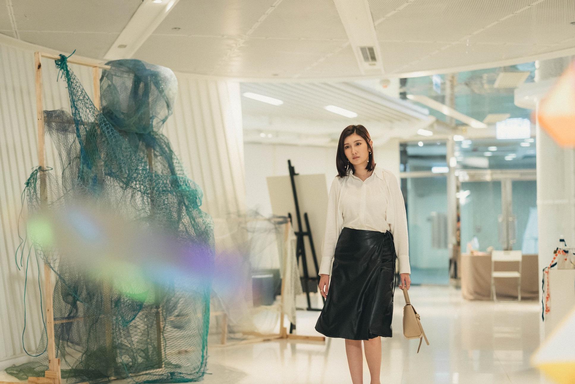 沈殷怡為角色剪短本來長及腰的頭髮。(《野人老師》劇照)