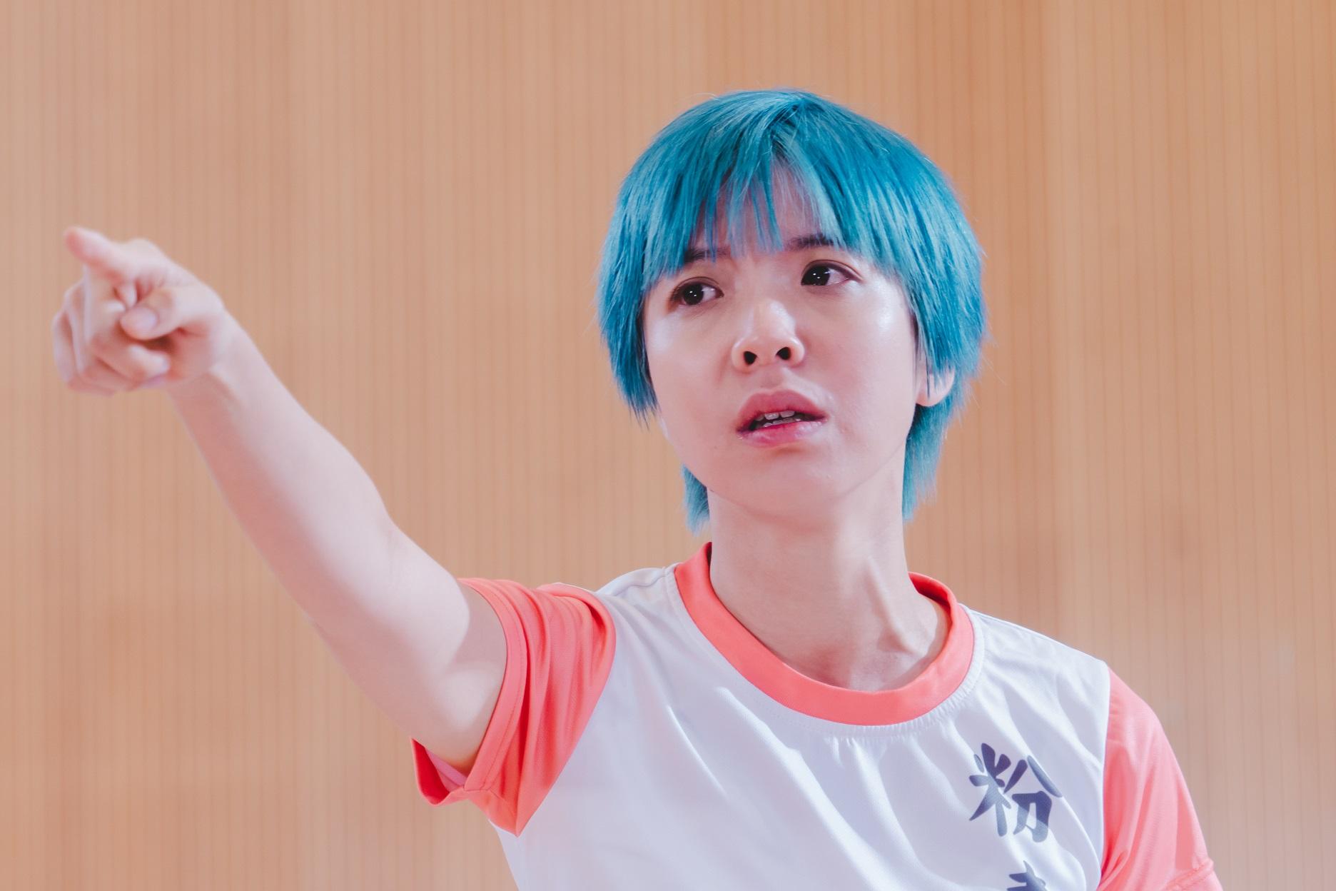 鍾雪瑩在《深宵閃避球》演「煩膠」,一頭藍髮的型造非常搶眼。(《深宵閃避球》劇照)