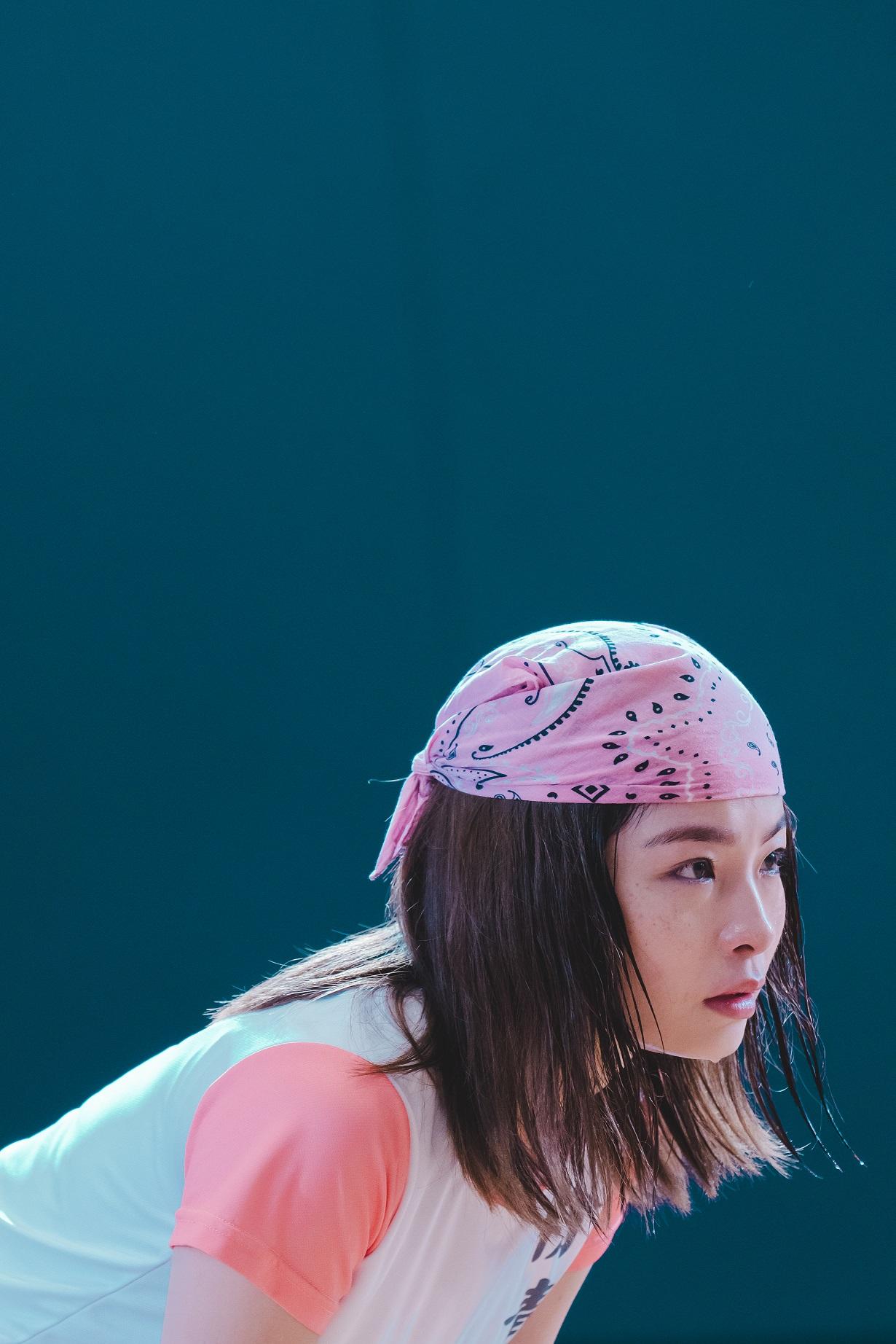 Dee姐為演林莉,把本來長及腰的頭髮剪短至肩膊。(《深宵閃避球》劇照)