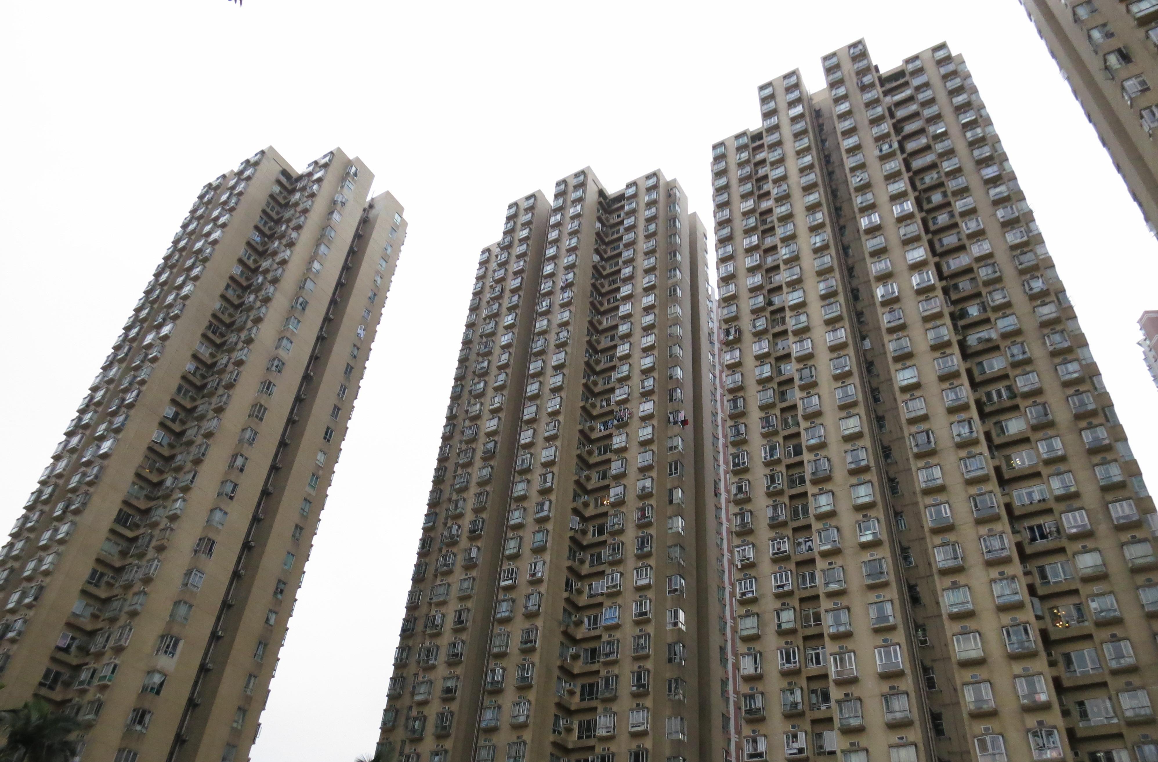 區內租客斥資630.8萬元入市青衣青怡花園三房,造價較同類單位7月成交價,跌近60萬或約9%。