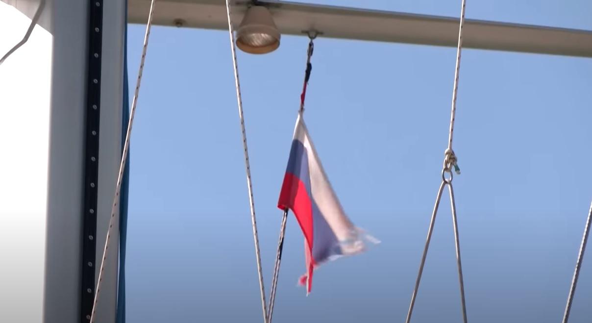 遊艇懸掛俄羅斯國旗。(路透社)