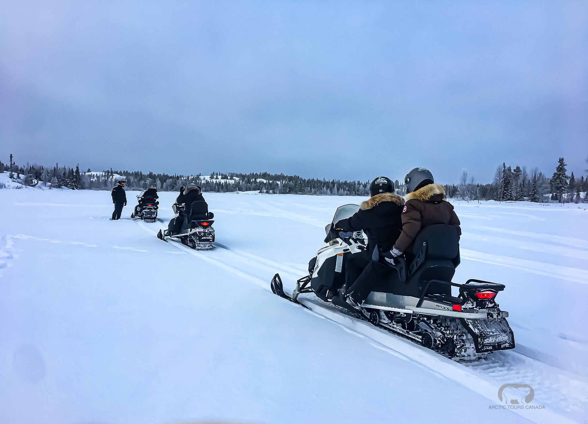 騎乘雪上摩托車,體驗穿梭在銀白世界的快感