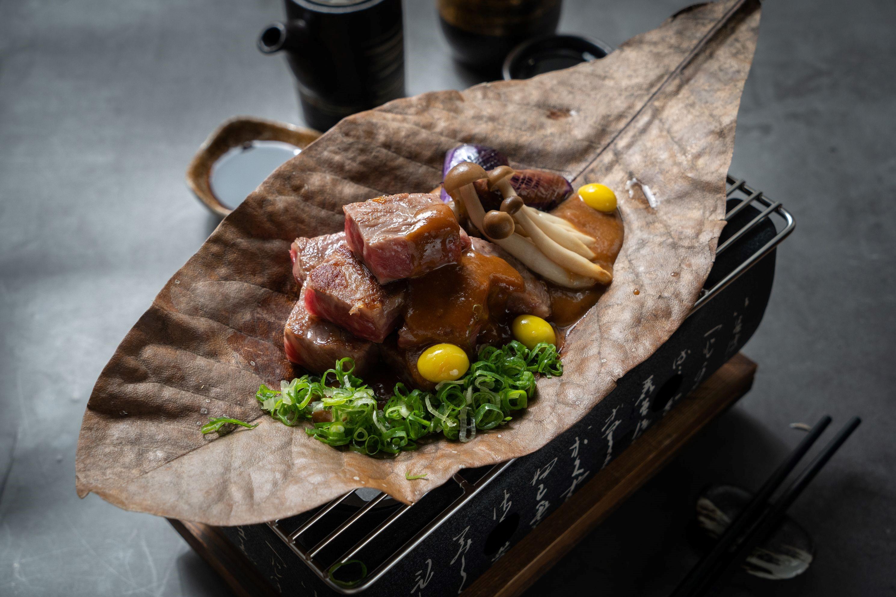 鹿兒島 A4 和牛朴葉燒 $588,是日本飛驒郷土料理,和牛帶有陣陣朴葉香氣,入口即溶。