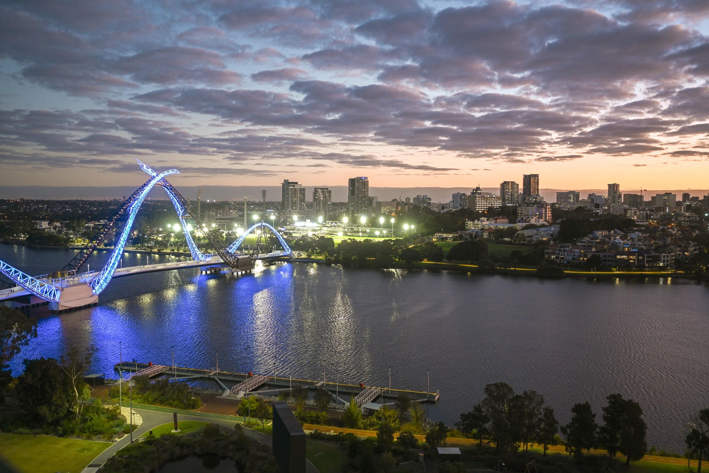 黃昏到達體育館頂,既可欣賞日落美景也可欣賞城市璀璨燈光。