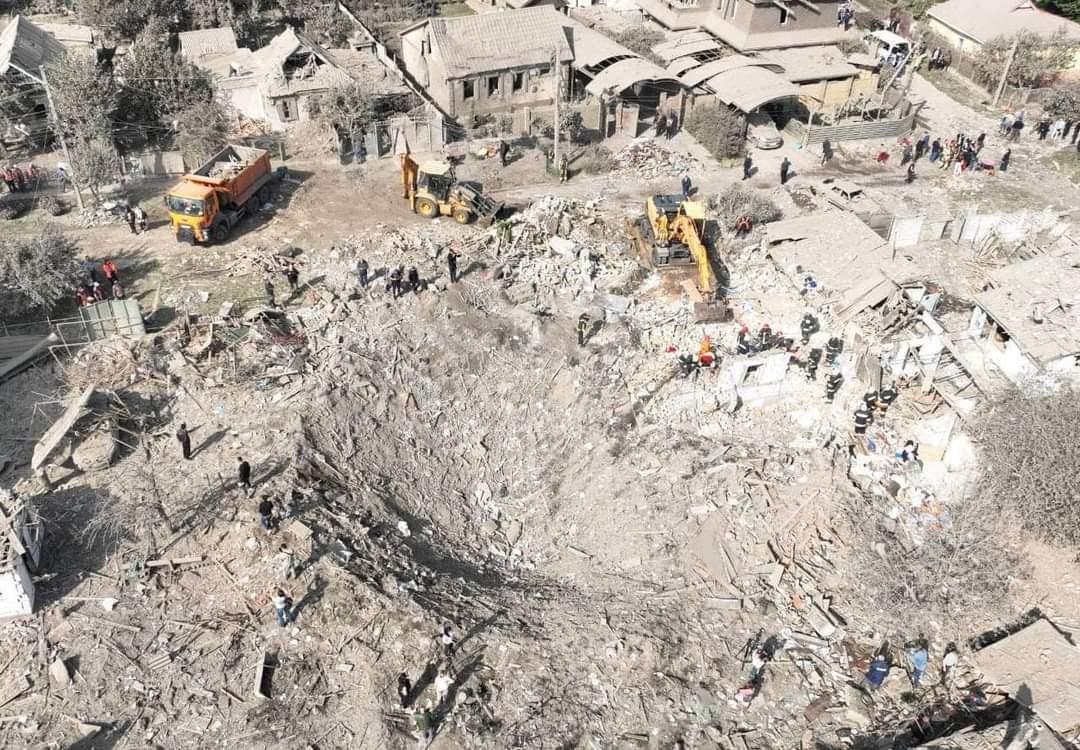 被攻擊地點事後遺下1個大約8 乘10 米大的大窿。(Twitter)