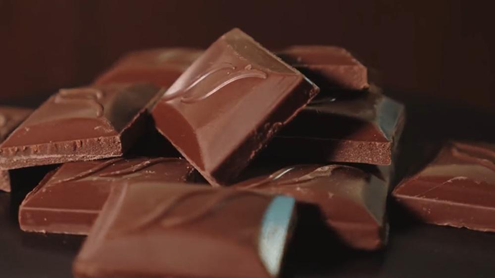 著接連出現玫瑰花、朱古力、塞納河畔夕陽的美景,以及情侶挽手的畫面。(Twitter)