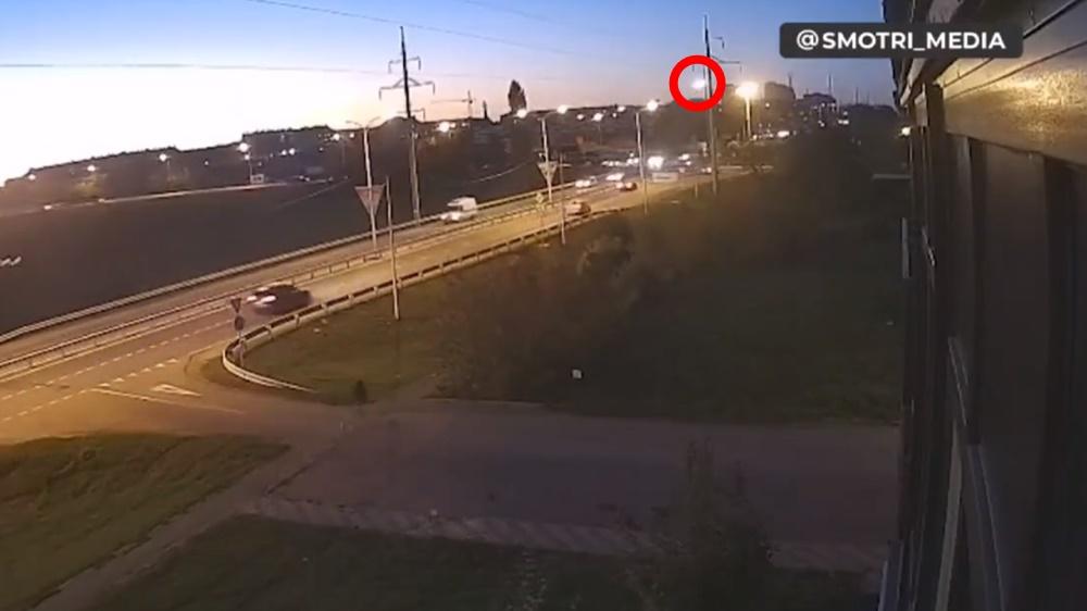 戰機在撞落民居前出現火光。(Twitter)