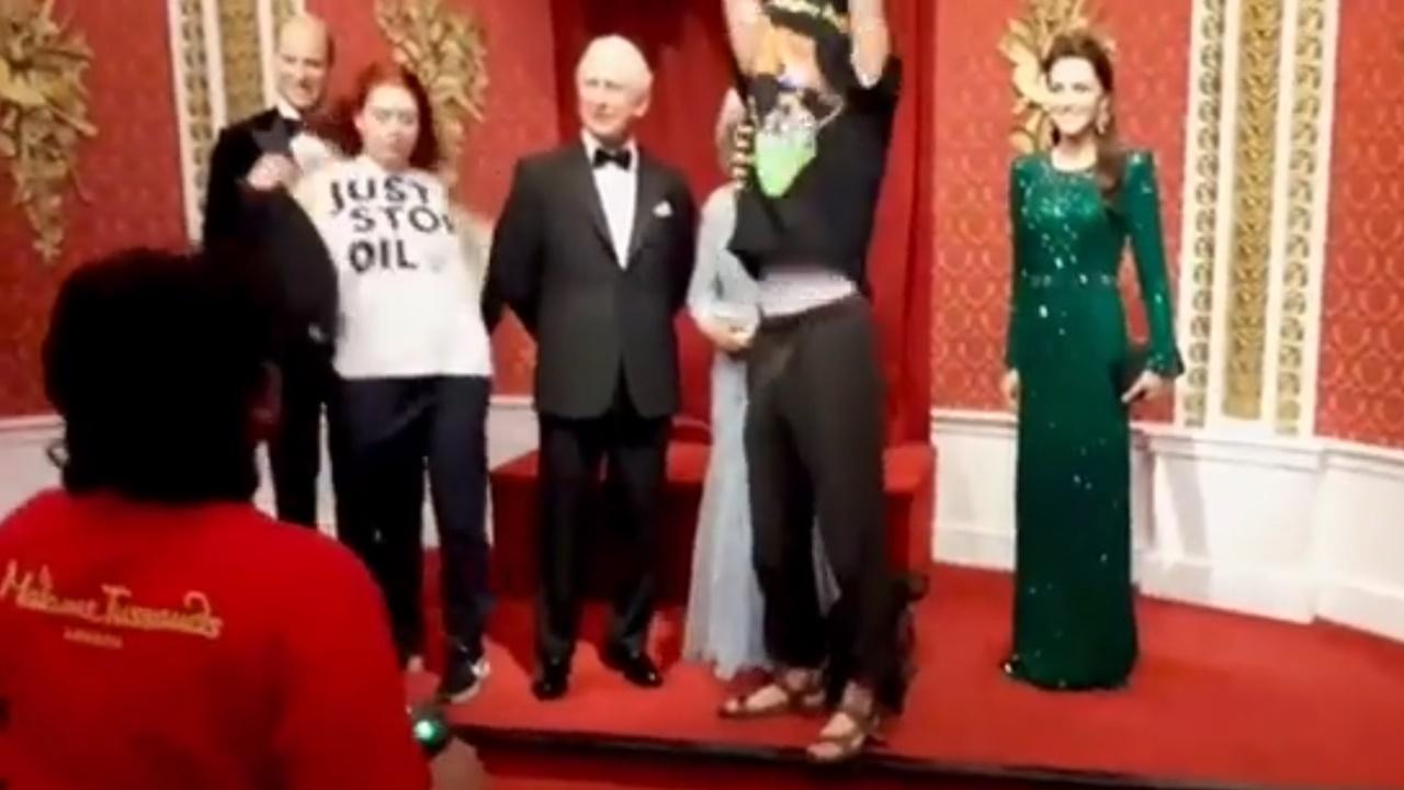 他們除去黑色上衣,展示底層的白色T-恤,呼籲英國政府停止勘探及開採石油和天然氣。(Twitter)