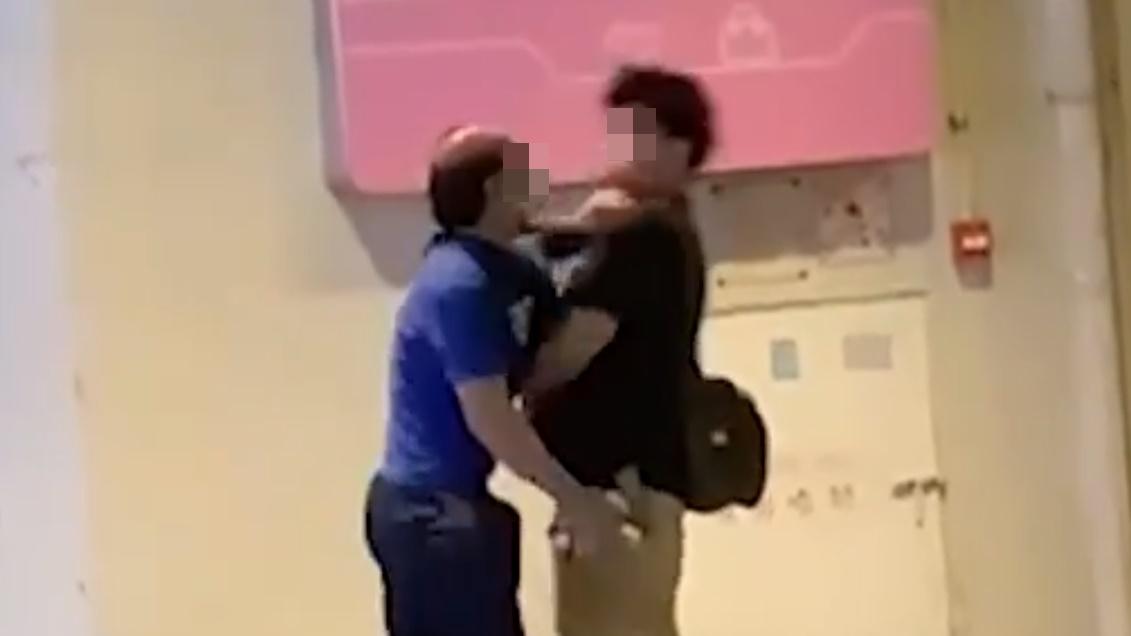 藍衣漢立即使出左勾拳,擊中短褲男面部近頸位置。(網上影片截圖)