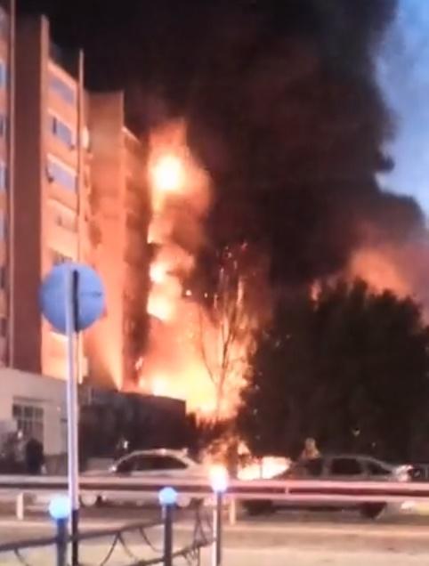 大廈發生大火,火勢猛烈,濃煙湧上半空。(Twitter)