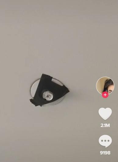 天花板的出風口連續6天掉下數百隻蛆蟲。(TikTok)