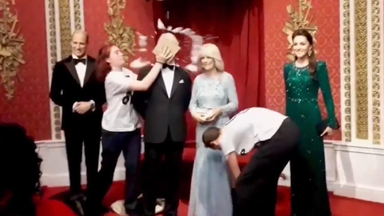 女子拿出蛋糕,「兜口兜面」向的「國王查理斯三世」擲去。(Twitter)