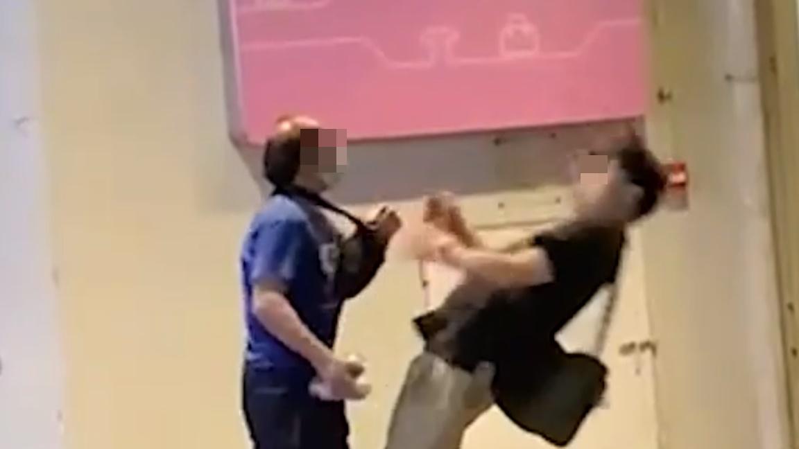 短褲男隨即倒地,並後腦著地,藍衣漢繼續爆粗指罵短褲男後始離開現場。(網上影片截圖)