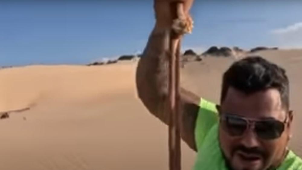 滑至大約一半時,他整個人突然往下墜落。(YouTube)