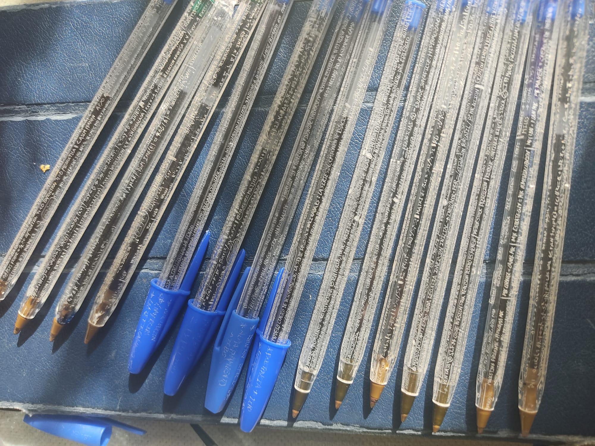 一名自稱為那名「出貓」學生的好友,貼出更多密密麻麻刻著法例的原子筆。(Twitter)