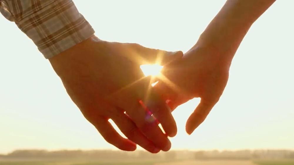 著接連出現玫瑰花、朱古力、塞納河畔夕陽的美景,以及情侶挽手的畫面。(Twitter)