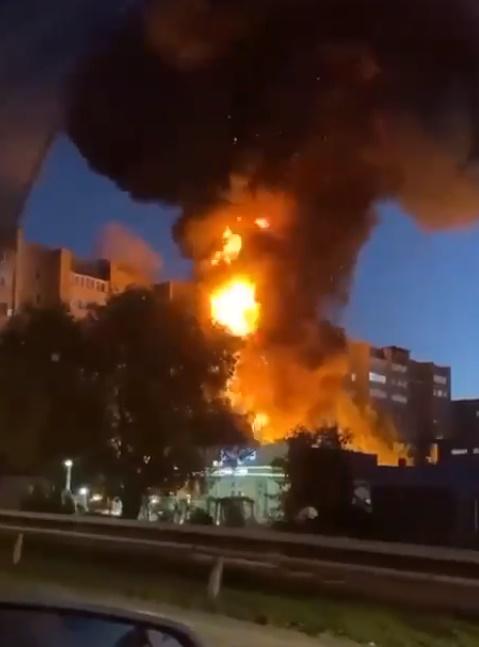 大廈發生大火,火勢猛烈,濃煙湧上半空。(Twitter)