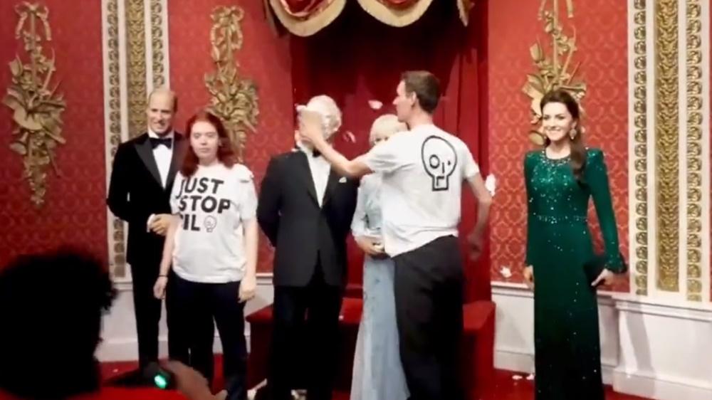 男子接著再將蛋糕擲向查理斯三世。(Twitter)