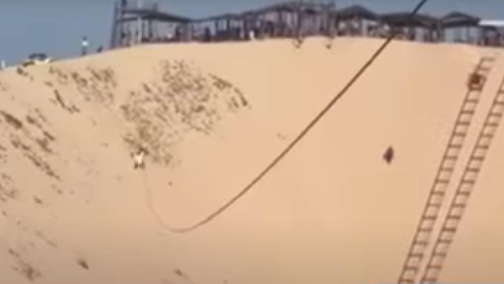 Sergio滑到一半時,一個用作支撐另一端鋼索的巨塔突然倒塌,導致他突然墮地。(YouTube)