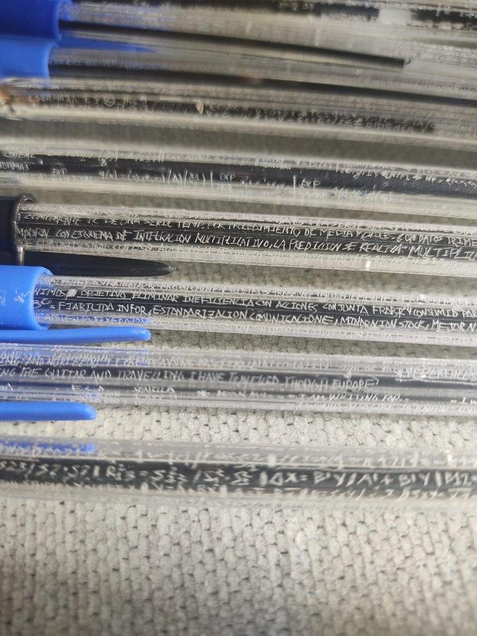 一名自稱為那名「出貓」學生的好友,貼出更多密密麻麻刻著法例的原子筆。(Twitter)