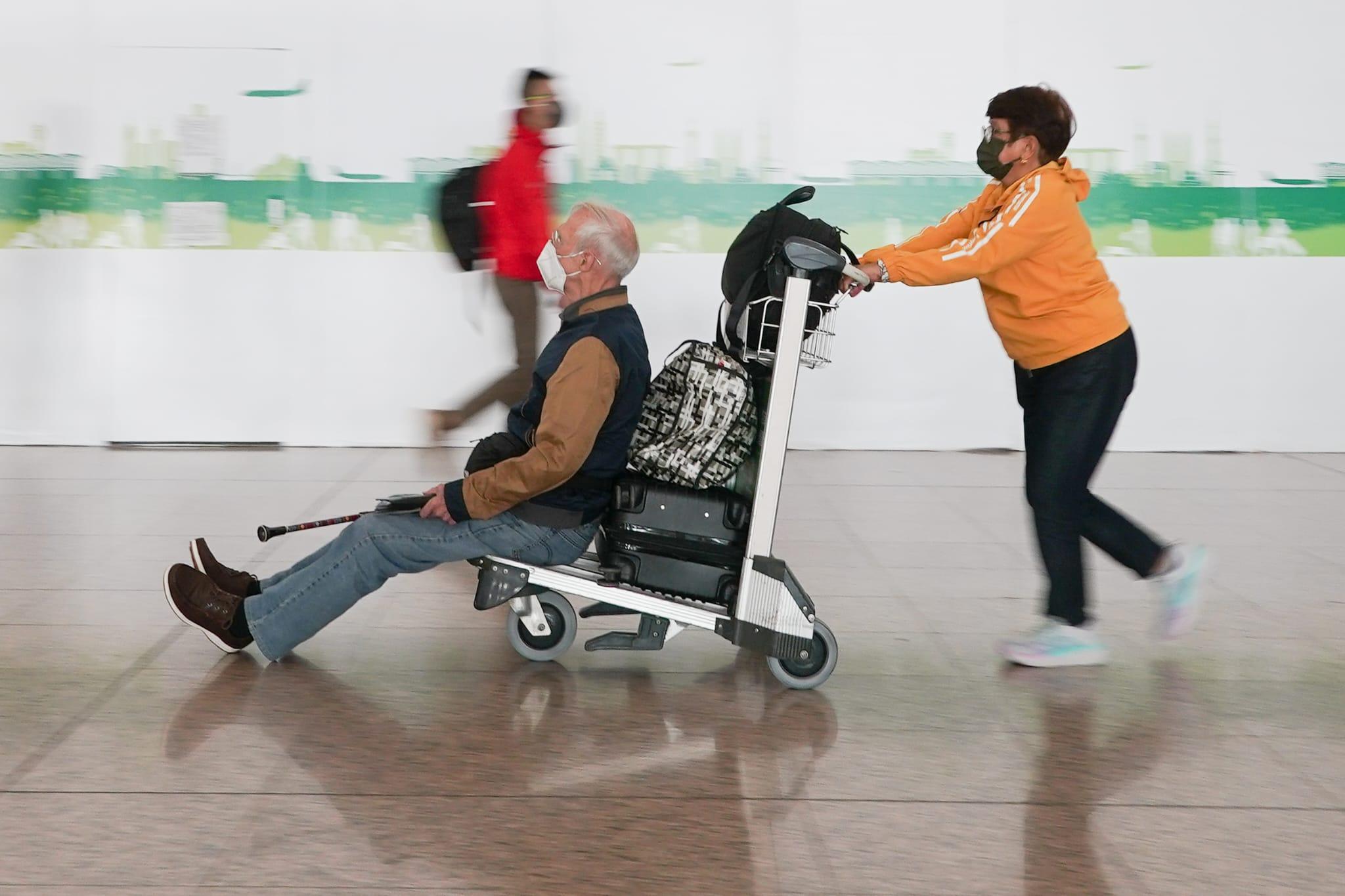 早上本港機場有不少市民排隊,等候辦理登機手續登機,前往日本。(李睿哲攝)