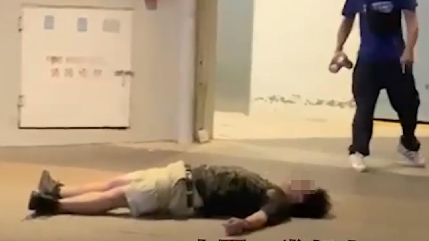 短褲男隨即倒地,並後腦著地,藍衣漢繼續爆粗指罵短褲男後始離開現場。(網上影片截圖)