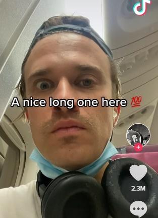 他的左眼不知道是刻意或不受控,隨著尖叫聲不斷地抽搐,並且根據尖叫聲效果給予「評價」作揶揄。(YouTube)